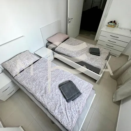 1 Bedroom Apartment, 677 Apartment
