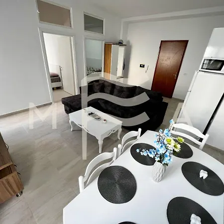 1 Bedroom Apartment, 677 *