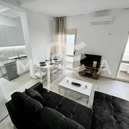 Apartment 1 Bedroom Apartment, 677 *