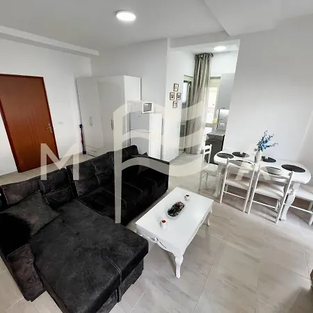 Apartment 1 Bedroom Apartment, 677 *
