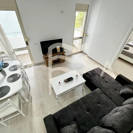 1 Bedroom Apartment, 677 *